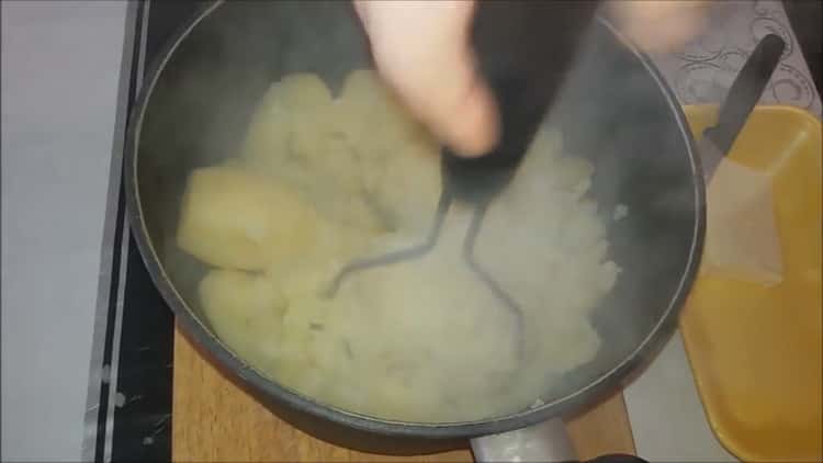 Make mashed potatoes to make potato pies