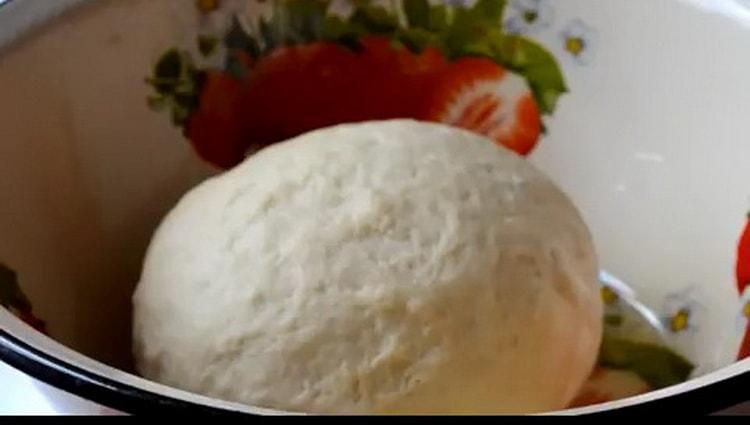 To make pies with poppy seeds, prepare the dough
