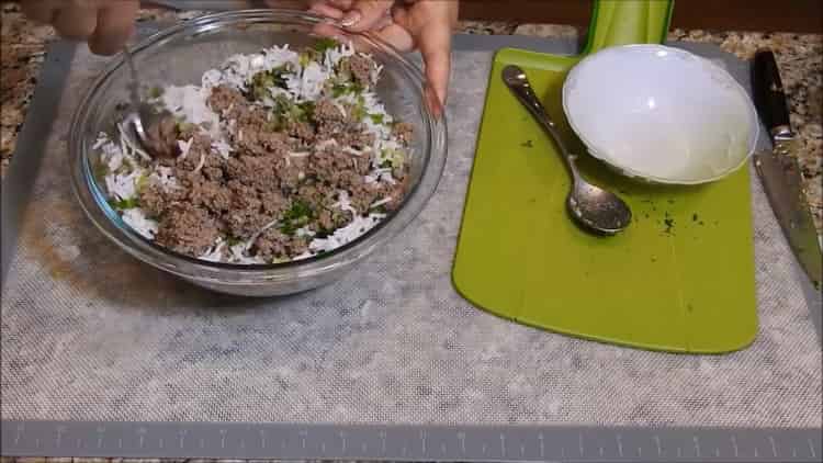 To make the meat patties in the oven, mix the ingredients for the topping