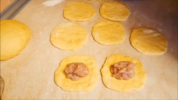 To make mince pies in the oven, put the filling on the dough