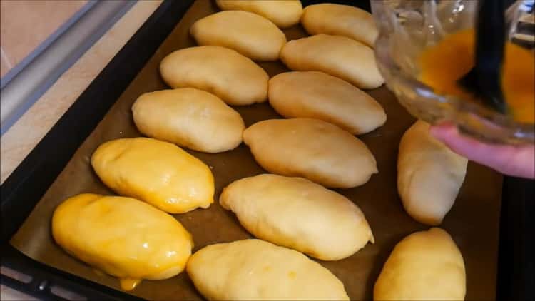 To make mince pies in the oven, grease the dough with an egg