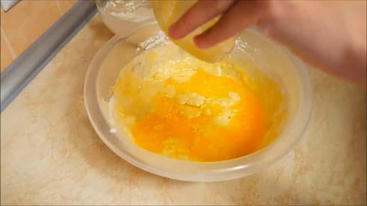 Knead the dough to make mince pies in the oven