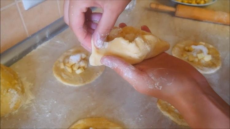 To make apple pies in the oven, cover the edges of the dough
