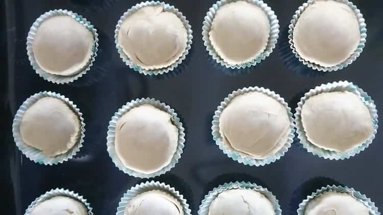 To make puff pastry cakes, put the dough into a mold