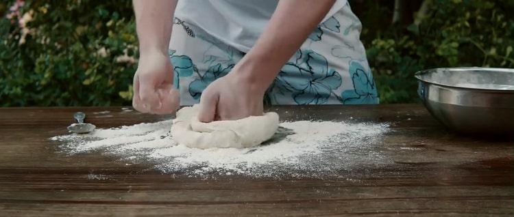 Knead the dough to make shrimp pizza