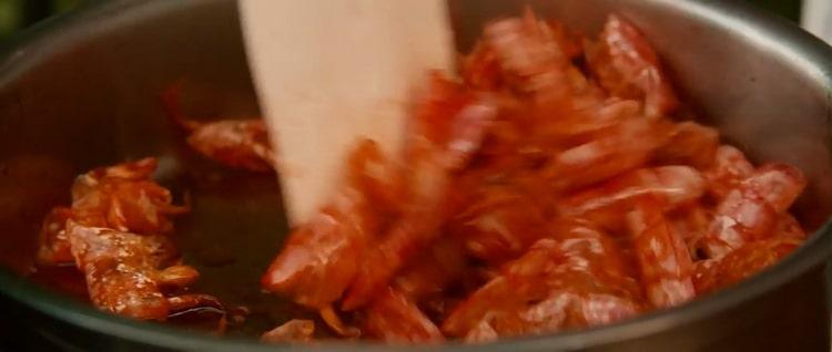 Fry the armor to make shrimp pizza