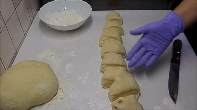 To make buns with sugar, cut the dough