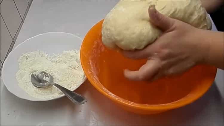 To make buns with sugar, make the dough