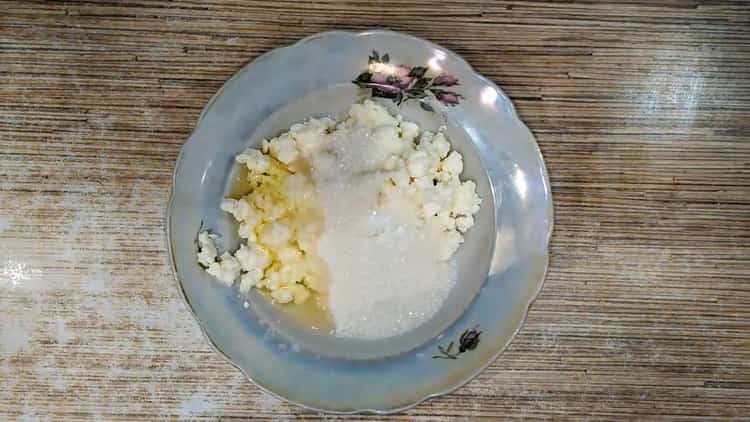 To make buns with twrog, prepare the filling