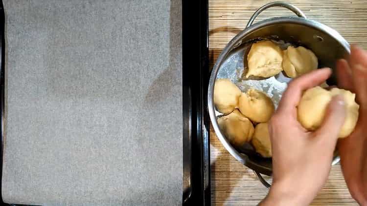 To prepare buns with twrog, prepare a baking sheet