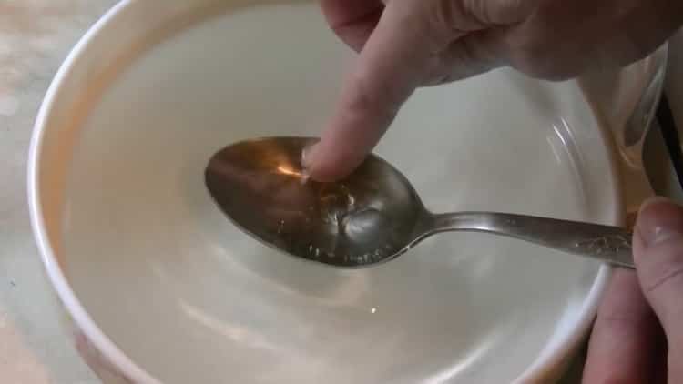 To prepare fudge for buns, prepare add cold water