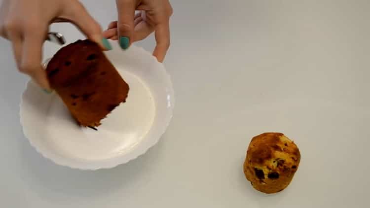 Put cake fudge on cupcake