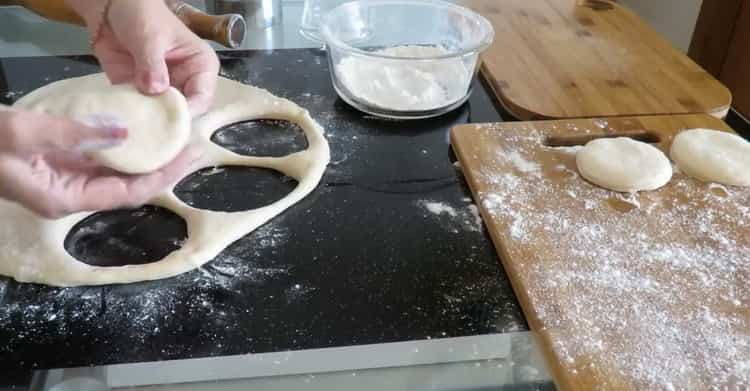 To make donuts with filling, squeeze the forms