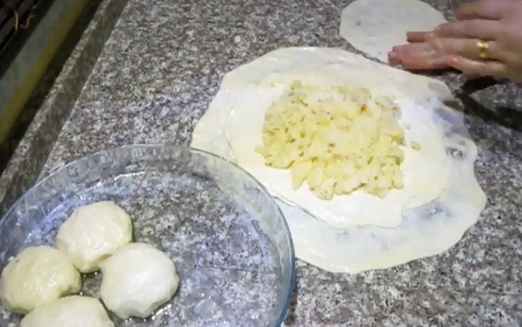 To prepare fresh cakes in a pan, put the filling on the dough