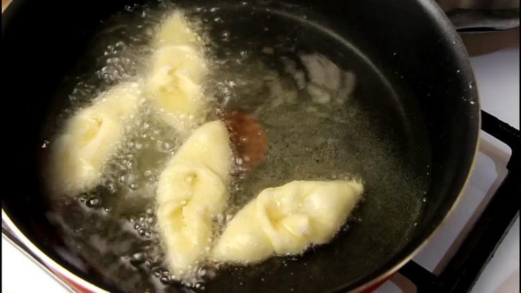 To make kefir dumplings, heat oil