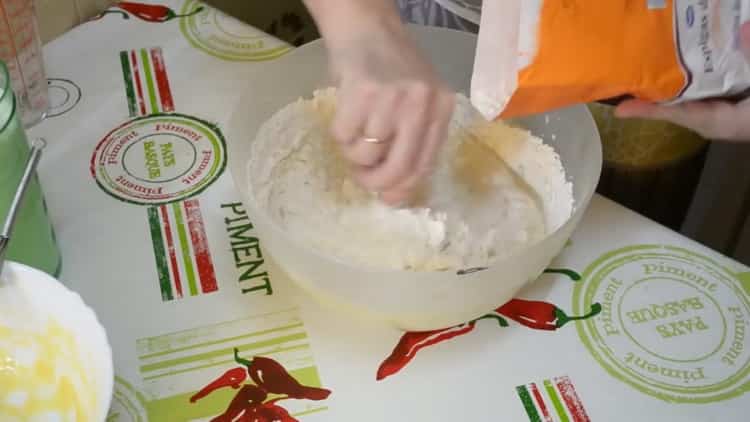 Mix the ingredients for a gingerbread yeast dough.