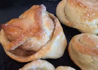 How to learn how to cook delicious buns with sugar in the oven according to a step-by-step recipe