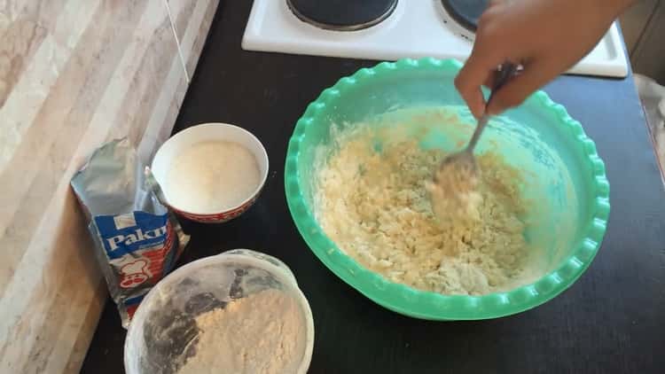 To mix sugar buns, mix the ingredients.