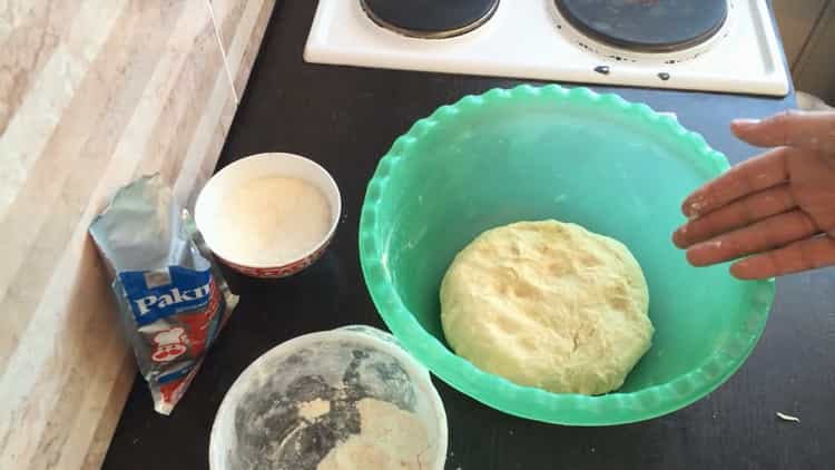 Knead the dough to make sugar buns.