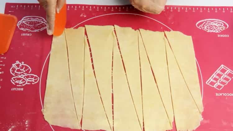 To make puff pastry bagels, cut the dough