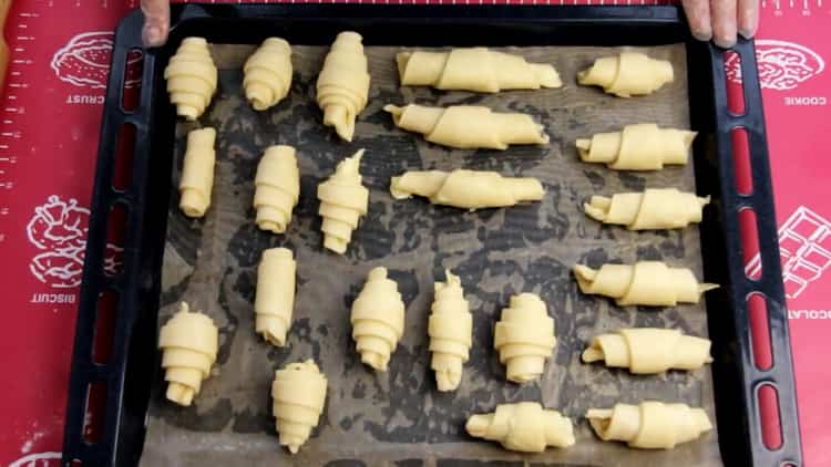 To make puff pastry bagels, prepare a mold