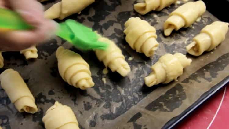 To make puff pastry bagels, grease the dough with an egg