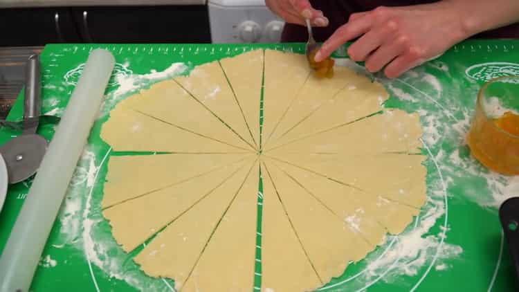 To prepare bagels on sour cream, put the filling on the dough