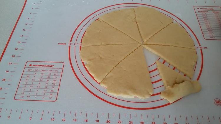 To prepare bagels with condensed milk, put the filling on the dough