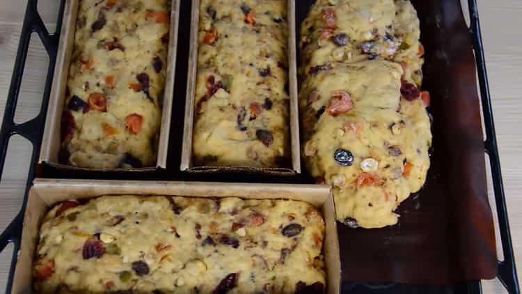 Put the dough in the pan to make a Christmas cake