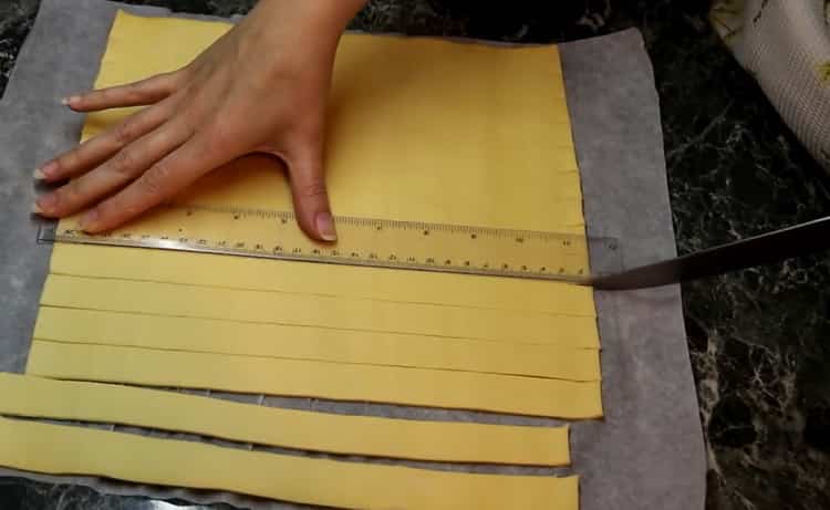 To make puff pastry roses, cut the dough