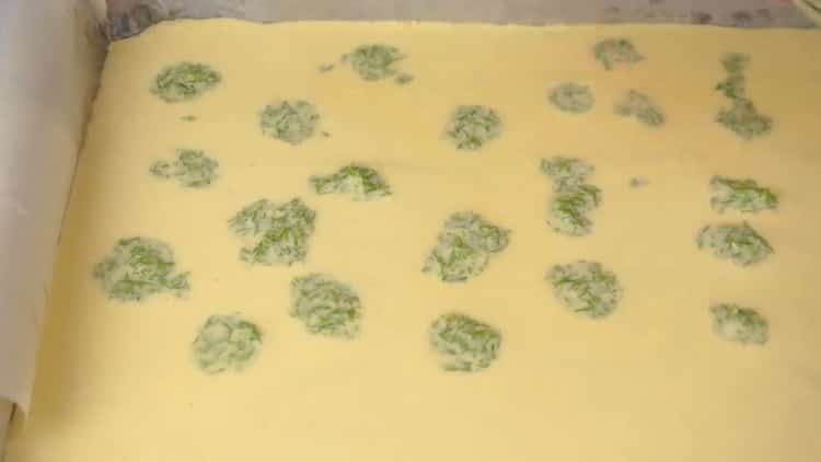 To prepare a roll with red fish, put greens