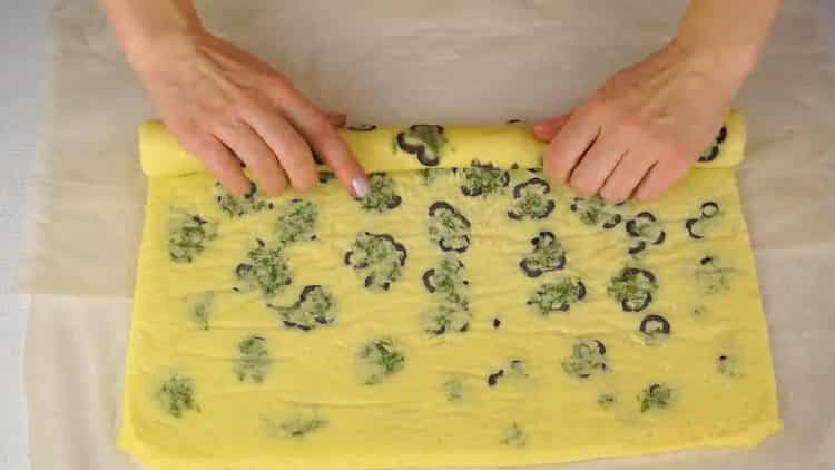 To make a roll of red fish, roll the roll