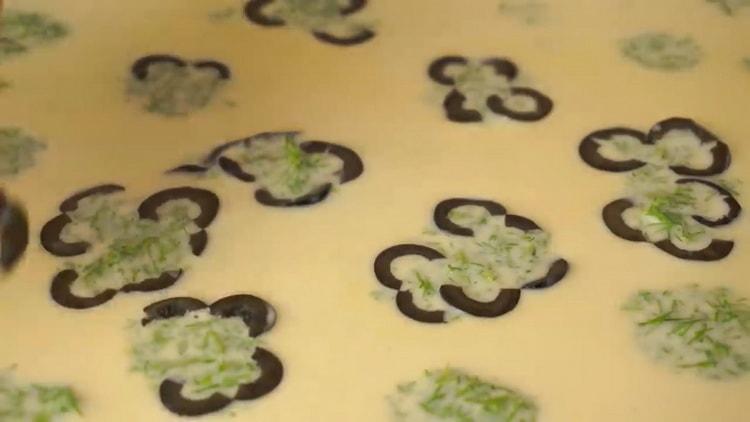 To prepare the roll with red fish, put the olives