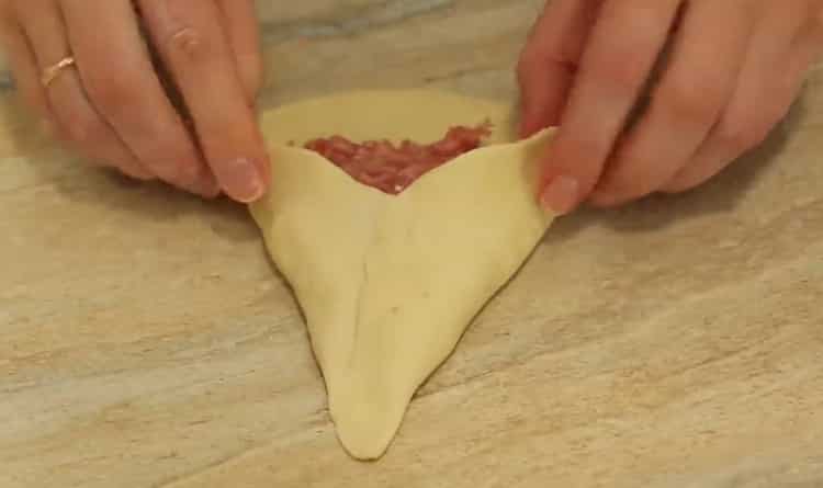To prepare samsa, put the filling on the dough