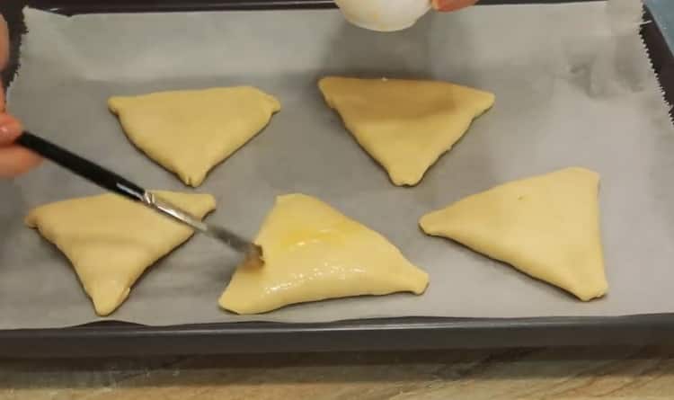 To make samsa, grease the dough with an egg