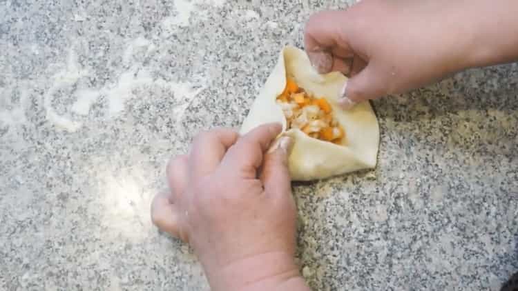 To prepare samsa with pumpkin, put the filling on the dough