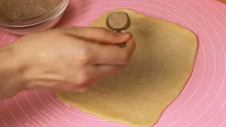 To make sweet buns, sprinkle the dough with sugar