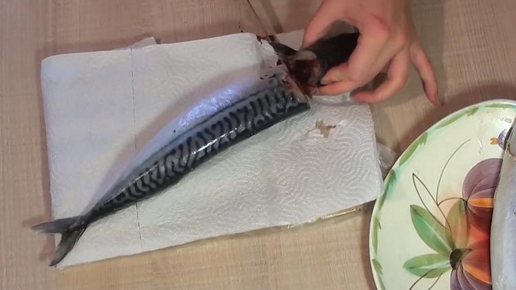 To cook mackerel in onion peel, cut the fish
