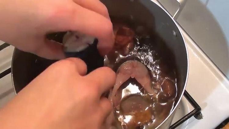 To cook mackerel in onion husks, boil fish