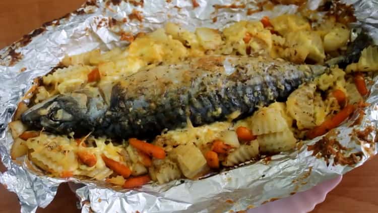 To cook mackerel with vegetables in the oven, bake fish