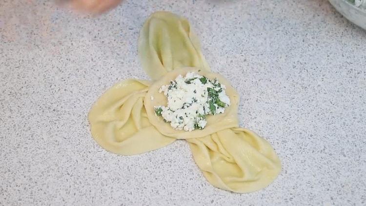 To prepare the pies, put the filling on the dough