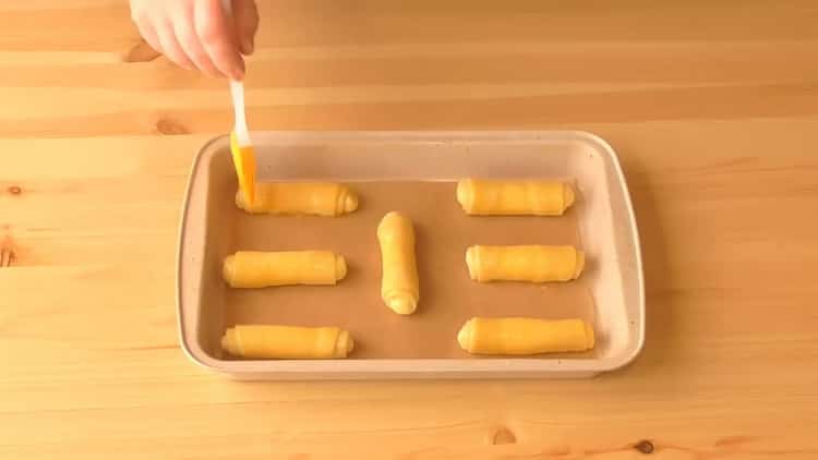 To prepare puff pastry with bargaining, grease the blanks with an egg