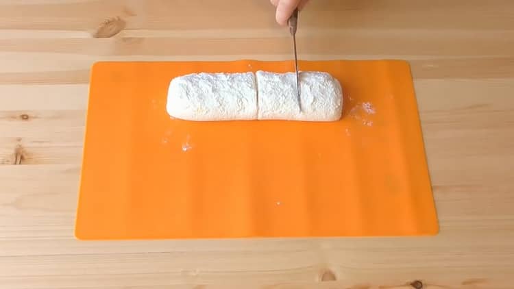 To prepare puff pastry with bargain, cut the filling