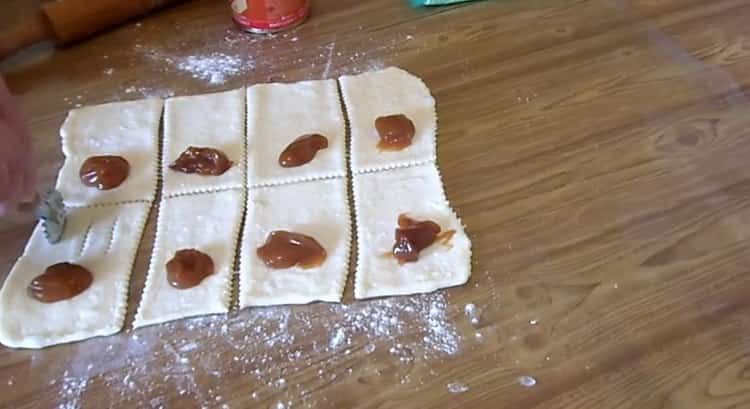 To prepare the puff pastry puff, put the filling on the dough