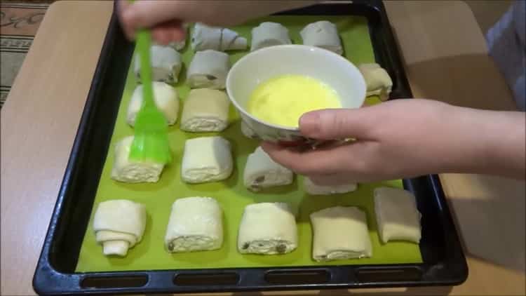 To prepare the puffs, prepare the egg for the shaving brush