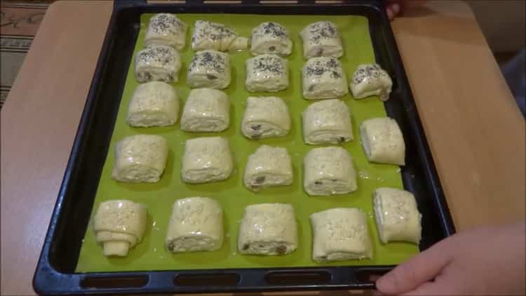 Sprinkle with sesame seeds to make puffs