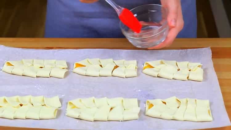 To make puffs, grease the dough