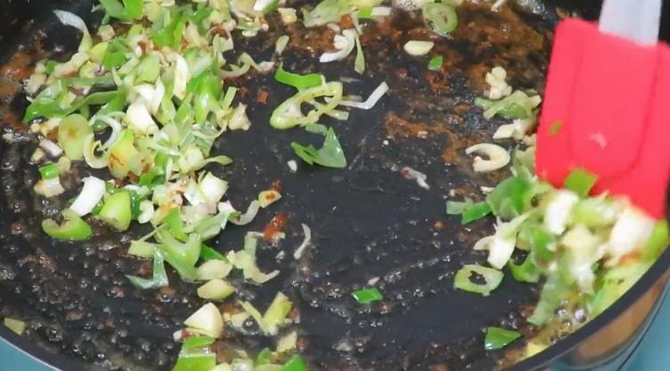 To make shrimp spaghetti, fry steam