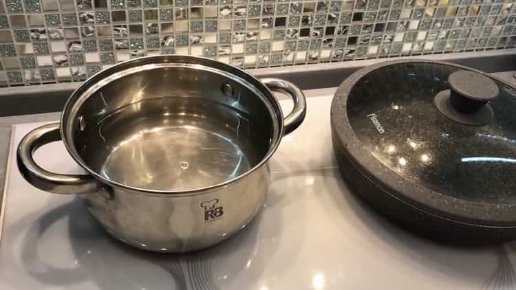 Cooking shrimp spaghetti in a creamy sauce