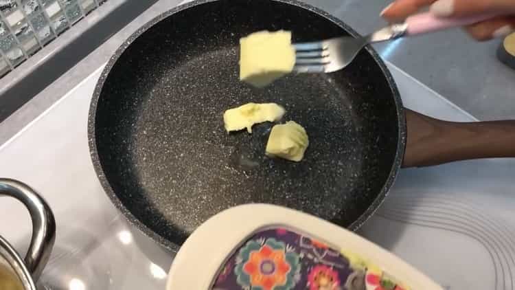 To make shrimp spaghetti in a creamy sauce, melt the butter